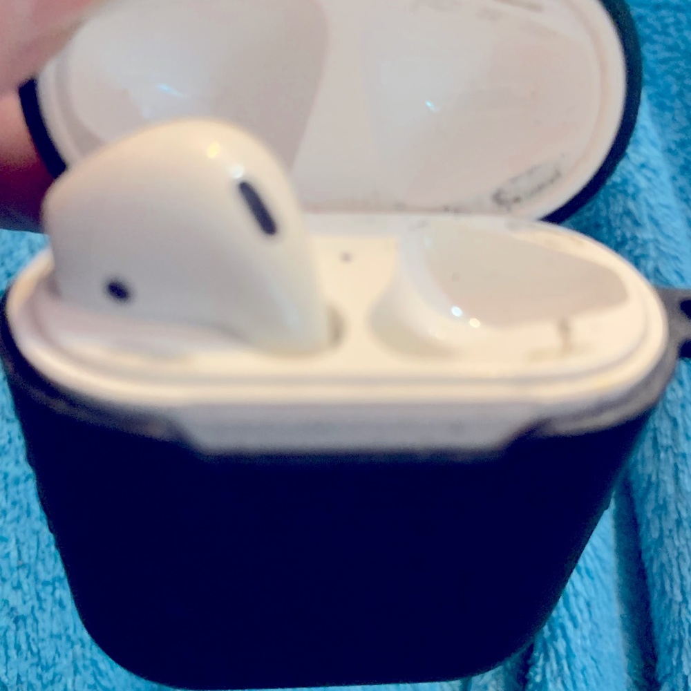 AirPods with Wireless Charging Case 1st Generation